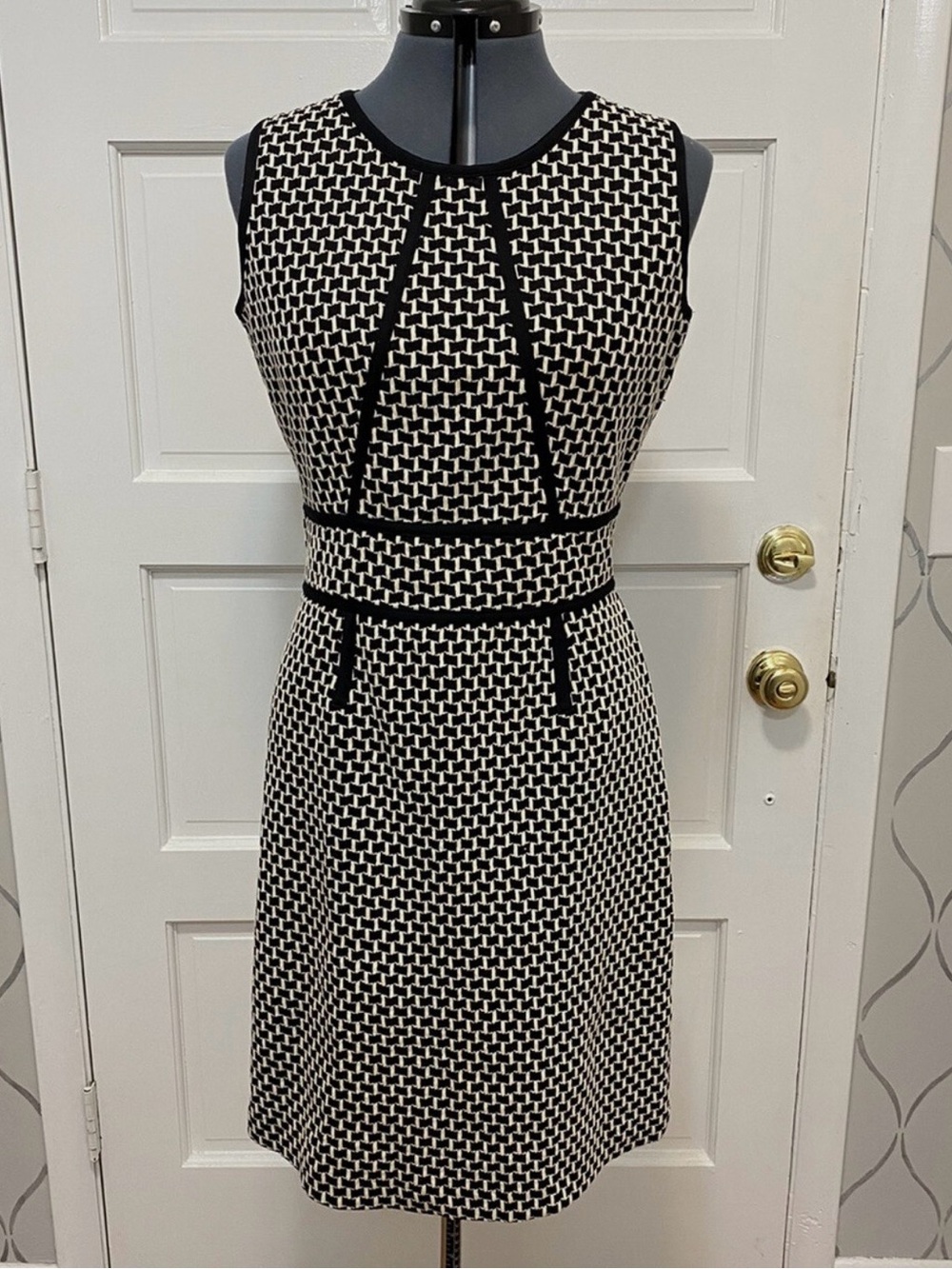 New York & Company Black & White Geometric Sleeveless Sheath Dress Size M